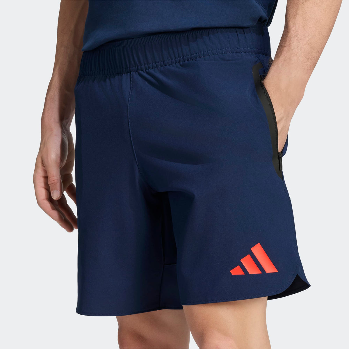 Adidas FC Bayern München Tiro travel reisshorts met clubdetails op model Kickoff Antwerpen