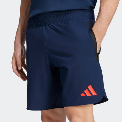 Adidas FC Bayern München Tiro travel reisshorts met clubdetails op model Kickoff Antwerpen
