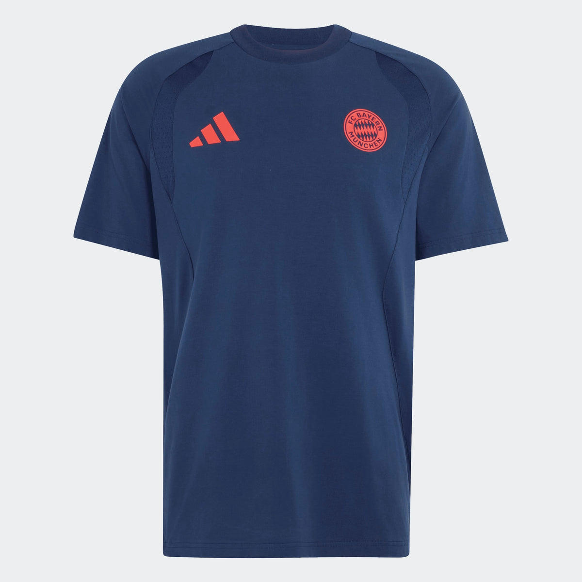 Adidas FC Bayern München Tiro travel reisshirt T-shirt met clubdetails op model Kickoff Antwerpen