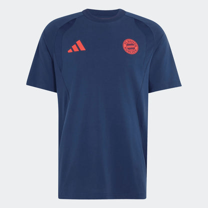 Adidas FC Bayern München Tiro travel reisshirt T-shirt met clubdetails op model Kickoff Antwerpen