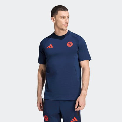 Adidas FC Bayern München Tiro travel reisshirt T-shirt met clubdetails op model Kickoff Antwerpen