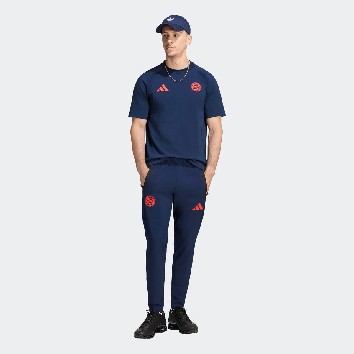 Adidas FC Bayern München Tiro travel reisshirt T-shirt met clubdetails op model Kickoff Antwerpen