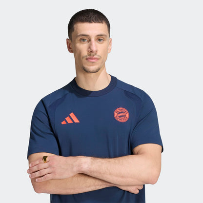 Adidas FC Bayern München Tiro travel reisshirt T-shirt met clubdetails op model Kickoff Antwerpen
