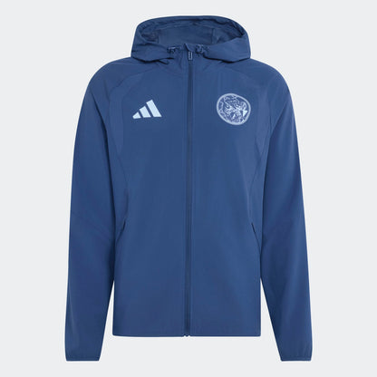 Adidas Ajax Amsterdam TT trainingspak 2026 2027 met clublogo en Adidas strepen op model Kickoff Antwerpen