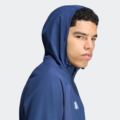Adidas Ajax Amsterdam TT trainingspak 2026 2027 met clublogo en Adidas strepen op model Kickoff Antwerpen