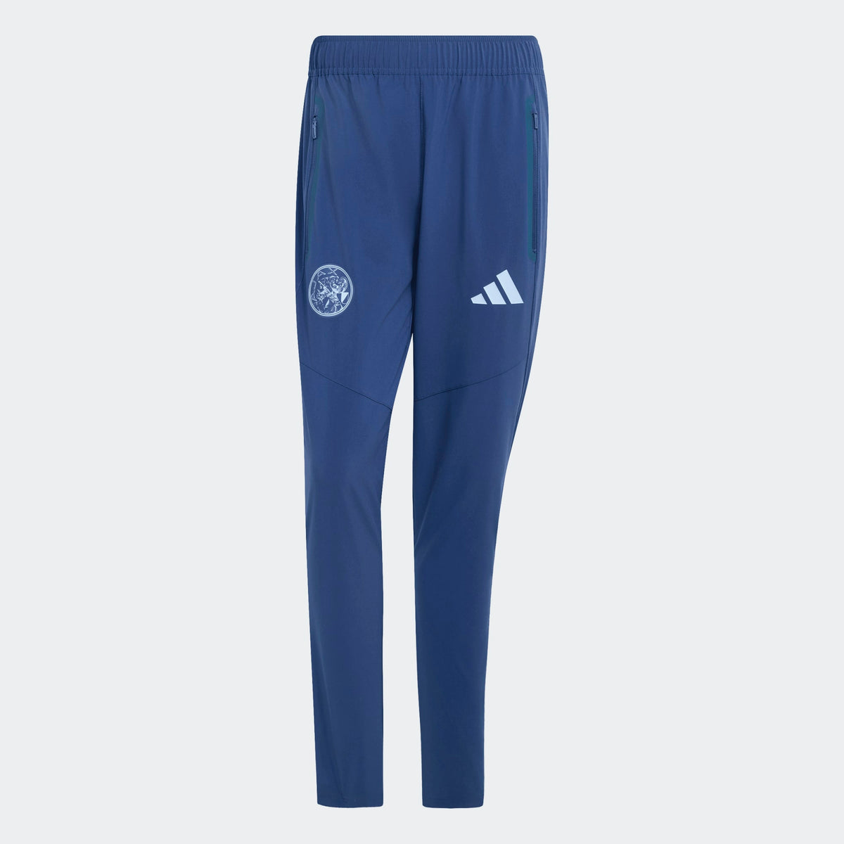 Adidas Ajax Amsterdam TT trainingspak 2026 2027 met clublogo en Adidas strepen op model Kickoff Antwerpen