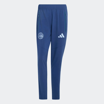 Adidas Ajax Amsterdam TT trainingspak 2026 2027 met clublogo en Adidas strepen op model Kickoff Antwerpen