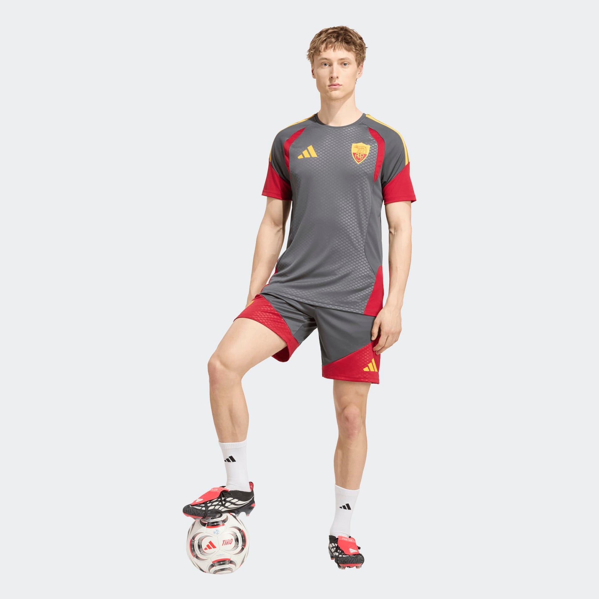 adidas AS Roma training short 2026 2027 heren verkrijgbaar bij Kickoff Antwerpen de voetbalshop van Antwerpen