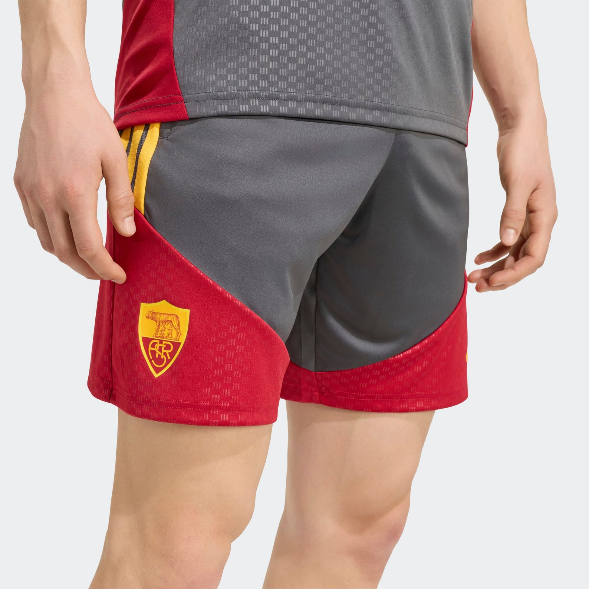 adidas AS Roma training short 2026 2027 heren verkrijgbaar bij Kickoff Antwerpen de voetbalshop van Antwerpen