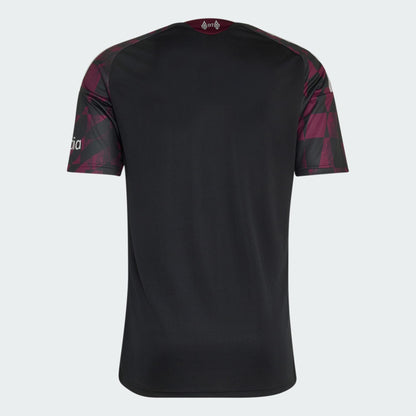 Adidas Liverpool derde voetbalshirt 2026 2027 met officiële clubdetails op model Kickoff Antwerpen