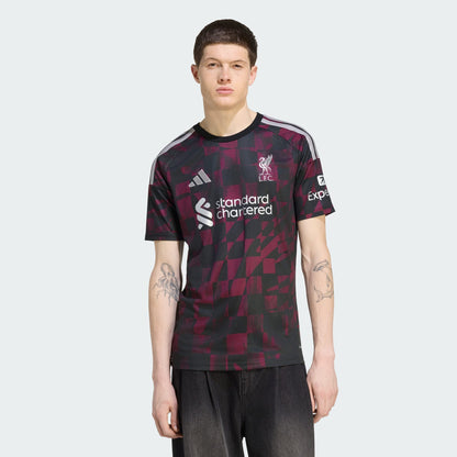Adidas Liverpool derde voetbalshirt 2026 2027 met officiële clubdetails op model Kickoff Antwerpen
