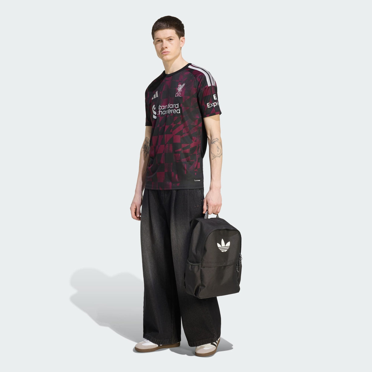 Adidas Liverpool derde voetbalshirt 2026 2027 met officiële clubdetails op model Kickoff Antwerpen