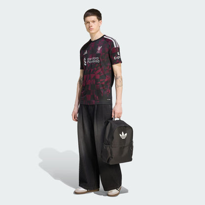 Adidas Liverpool derde voetbalshirt 2026 2027 met officiële clubdetails op model Kickoff Antwerpen