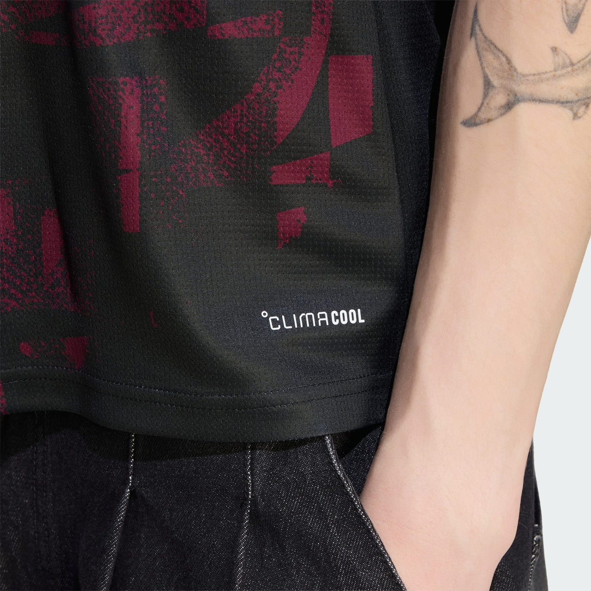 Adidas Liverpool derde voetbalshirt 2026 2027 met officiële clubdetails op model Kickoff Antwerpen