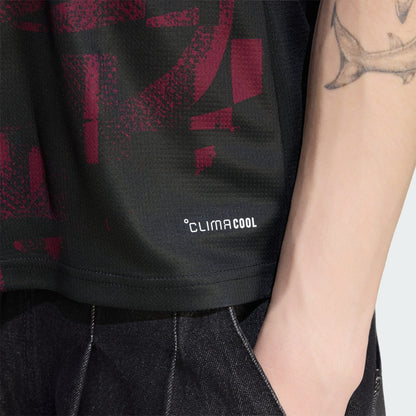 Adidas Liverpool derde voetbalshirt 2026 2027 met officiële clubdetails op model Kickoff Antwerpen