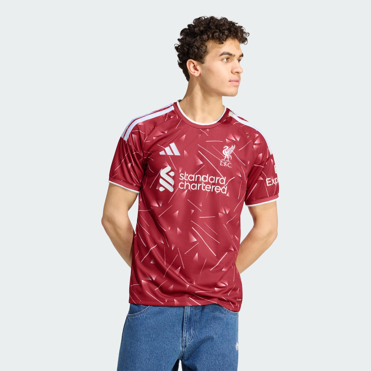 Adidas Liverpool FC thuistenue voetbalshirt 2026 2027 met officiële clubdetails op model Kickoff Antwerpen