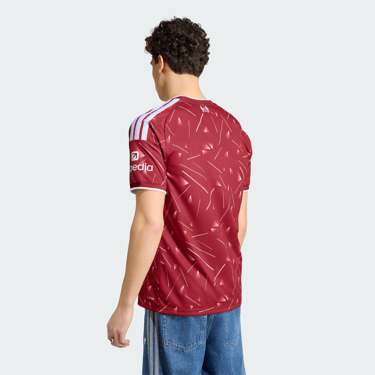 Adidas Liverpool FC thuistenue voetbalshirt 2026 2027 met officiële clubdetails op model Kickoff Antwerpen