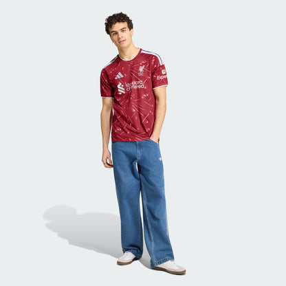 Adidas Liverpool FC thuistenue voetbalshirt 2026 2027 met officiële clubdetails op model Kickoff Antwerpen