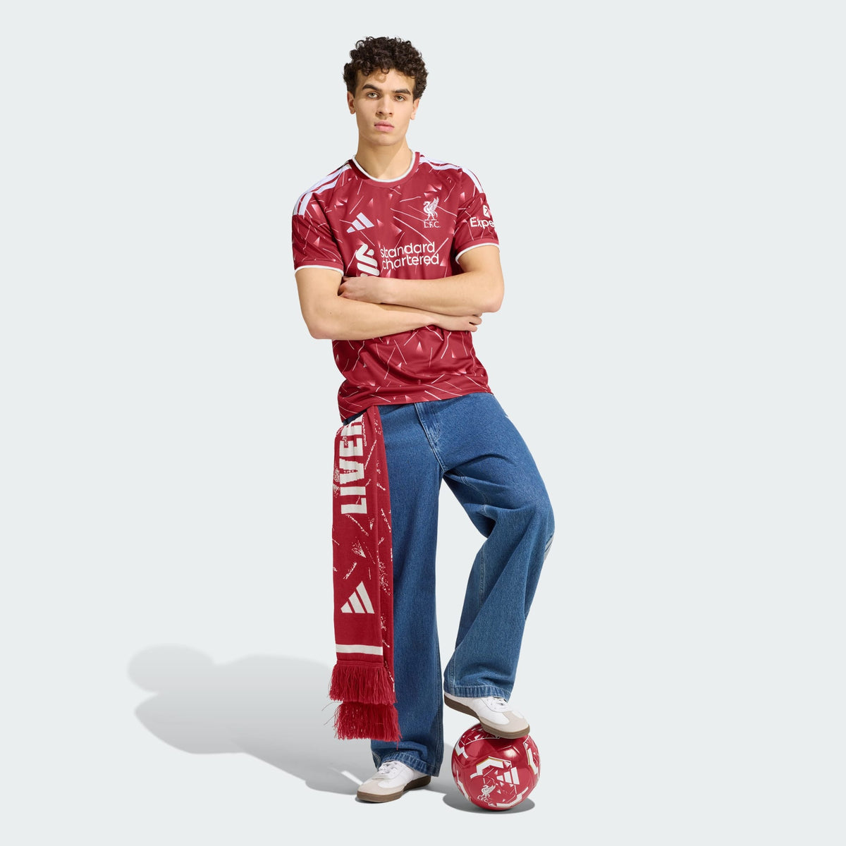 Adidas Liverpool FC thuistenue voetbalshirt 2026 2027 met officiële clubdetails op model Kickoff Antwerpen