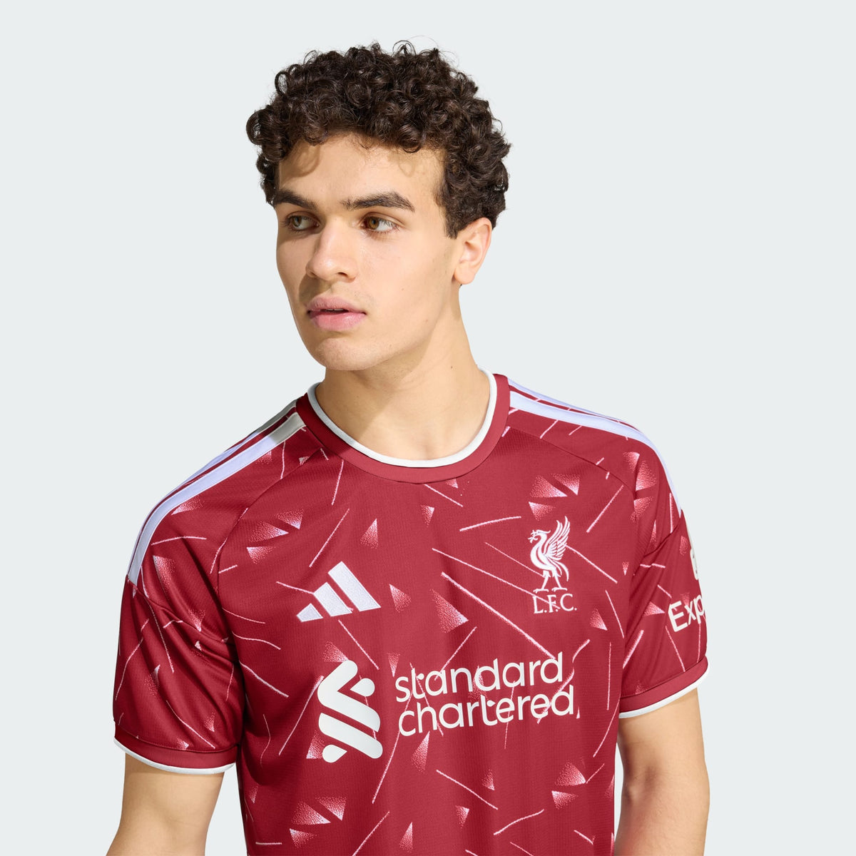 Adidas Liverpool FC thuistenue voetbalshirt 2026 2027 met officiële clubdetails op model Kickoff Antwerpen