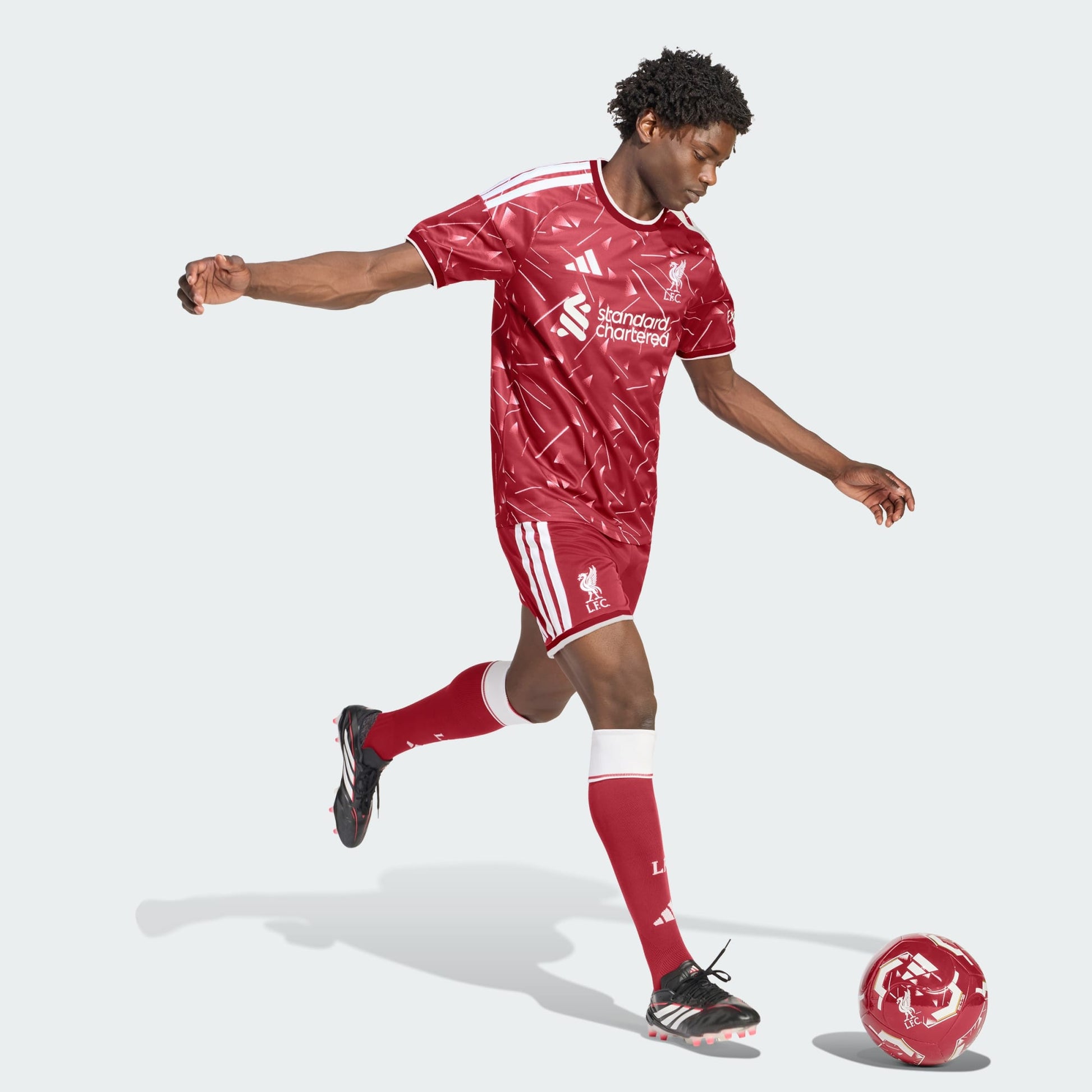 Adidas Liverpool Home Short 2026-2027 rode korte voetbalbroek heren Kickoff Antwerpen de voetbalshop van Antwerpen