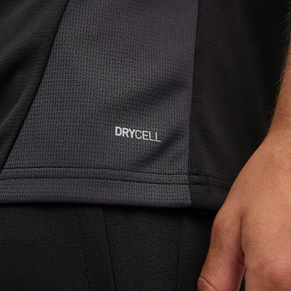 Puma Manchester City Train Jersey 2025 2026 zwart met grijs logo en Puma dryCELL Kickoff Antwerpen voetbalshop