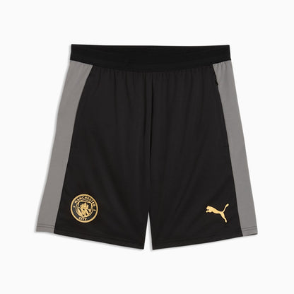 Puma Manchester City voetbaltrainingsshort 2026 2027 heren met clubdetails op model Kickoff Antwerpen