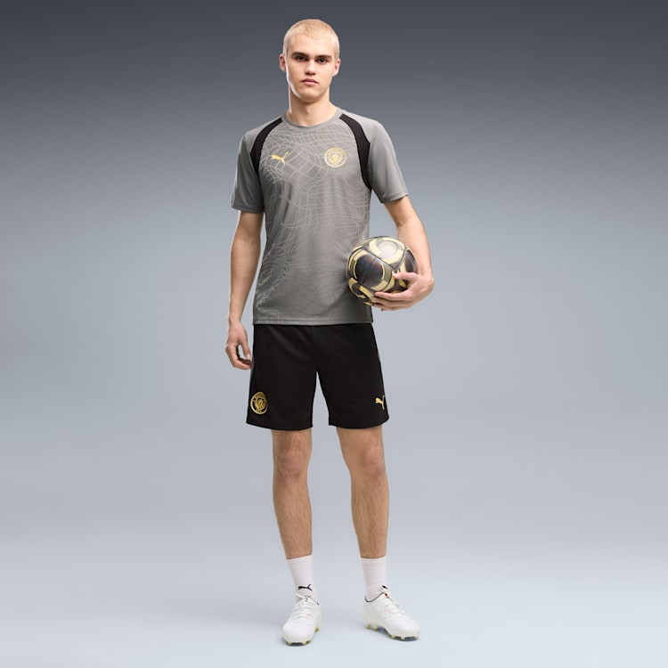 Puma Manchester City voetbaltrainingsshort 2026 2027 heren met clubdetails op model Kickoff Antwerpen