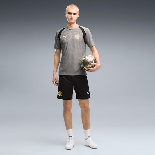 Puma Manchester City voetbaltrainingsshort 2026 2027 heren met clubdetails op model Kickoff Antwerpen