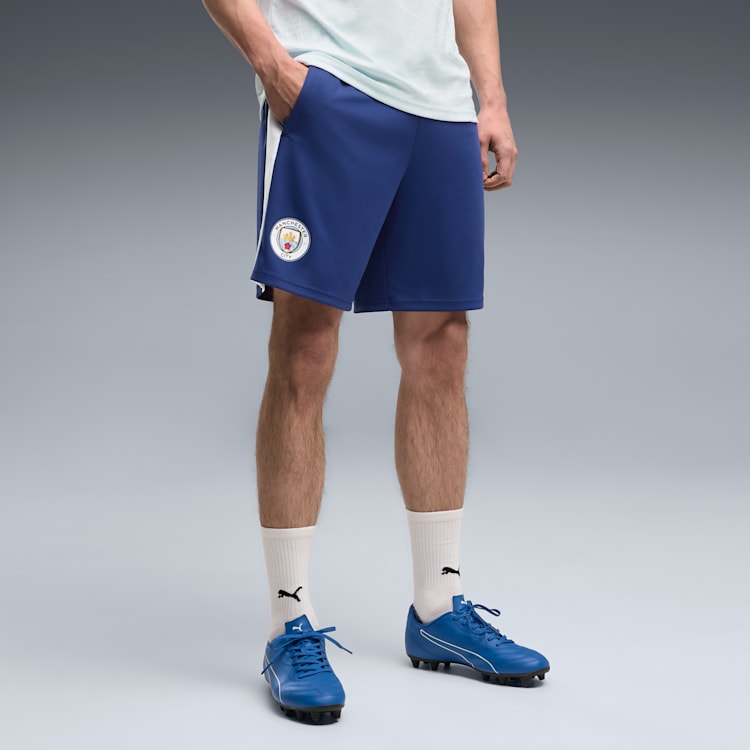 Puma Manchester City voetbaltrainingsshort 2026 2027 heren met clubdetails op model Kickoff Antwerpen
