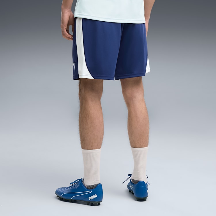 Puma Manchester City voetbaltrainingsshort 2026 2027 heren met clubdetails op model Kickoff Antwerpen