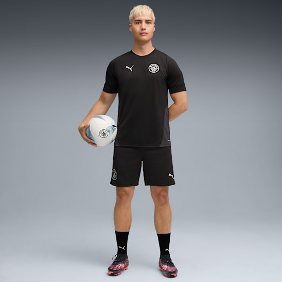 Puma Manchester City training short 2025 2026 met DryCELL logo, exclusief verkrijgbaar bij Kickoff Antwerpen voetbalshop