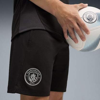 Puma Manchester City training short 2025 2026 met DryCELL logo, exclusief verkrijgbaar bij Kickoff Antwerpen voetbalshop