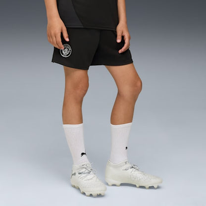 Puma Manchester City training short jeugd 2025 2026 met zakken en DryCELL logo, exclusief verkrijgbaar bij Kickoff Antwerpen, de voetbalshop van Antwerpen.