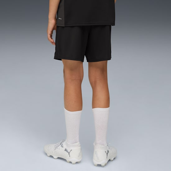 Puma Manchester City training short jeugd 2025 2026 met zakken en DryCELL logo, exclusief verkrijgbaar bij Kickoff Antwerpen, de voetbalshop van Antwerpen.
