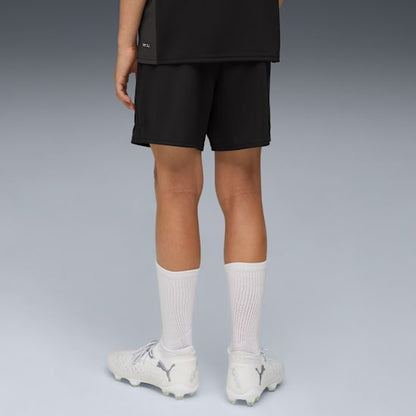 Puma Manchester City training short jeugd 2025 2026 met zakken en DryCELL logo, exclusief verkrijgbaar bij Kickoff Antwerpen, de voetbalshop van Antwerpen.