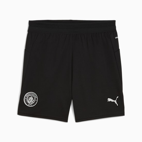 Puma Manchester City training short jeugd 2025 2026 met zakken en DryCELL logo, exclusief verkrijgbaar bij Kickoff Antwerpen, de voetbalshop van Antwerpen.