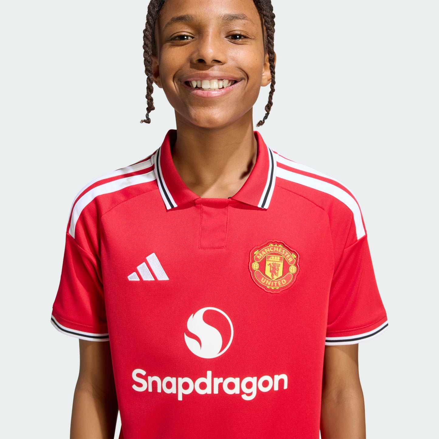 Rood Adidas Manchester United Home Jersey Junior 2026/2027 kindershirt met Climacool-technologie, gratis verzending boven 79 euro via Kickoff Antwerpen de voetbalshop van Antwerpen.