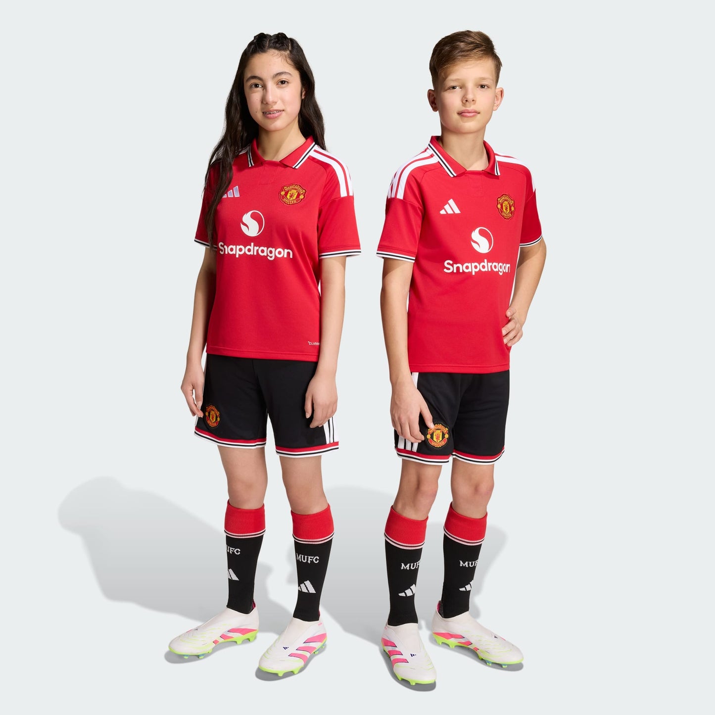 Witte Adidas Manchester United Home Short Youth 2026-2027 met clubembleem en Climacool-technologie, verkrijgbaar bij Kickoff Antwerpen de voetbalshop van Antwerpen.