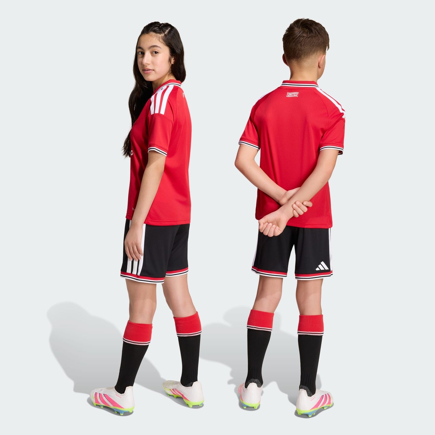 Witte Adidas Manchester United Home Short Youth 2026-2027 met clubembleem en Climacool-technologie, verkrijgbaar bij Kickoff Antwerpen de voetbalshop van Antwerpen.