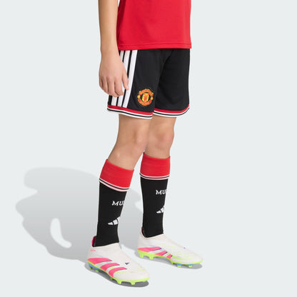 Witte Adidas Manchester United Home Short Youth 2026-2027 met clubembleem en Climacool-technologie, verkrijgbaar bij Kickoff Antwerpen de voetbalshop van Antwerpen.