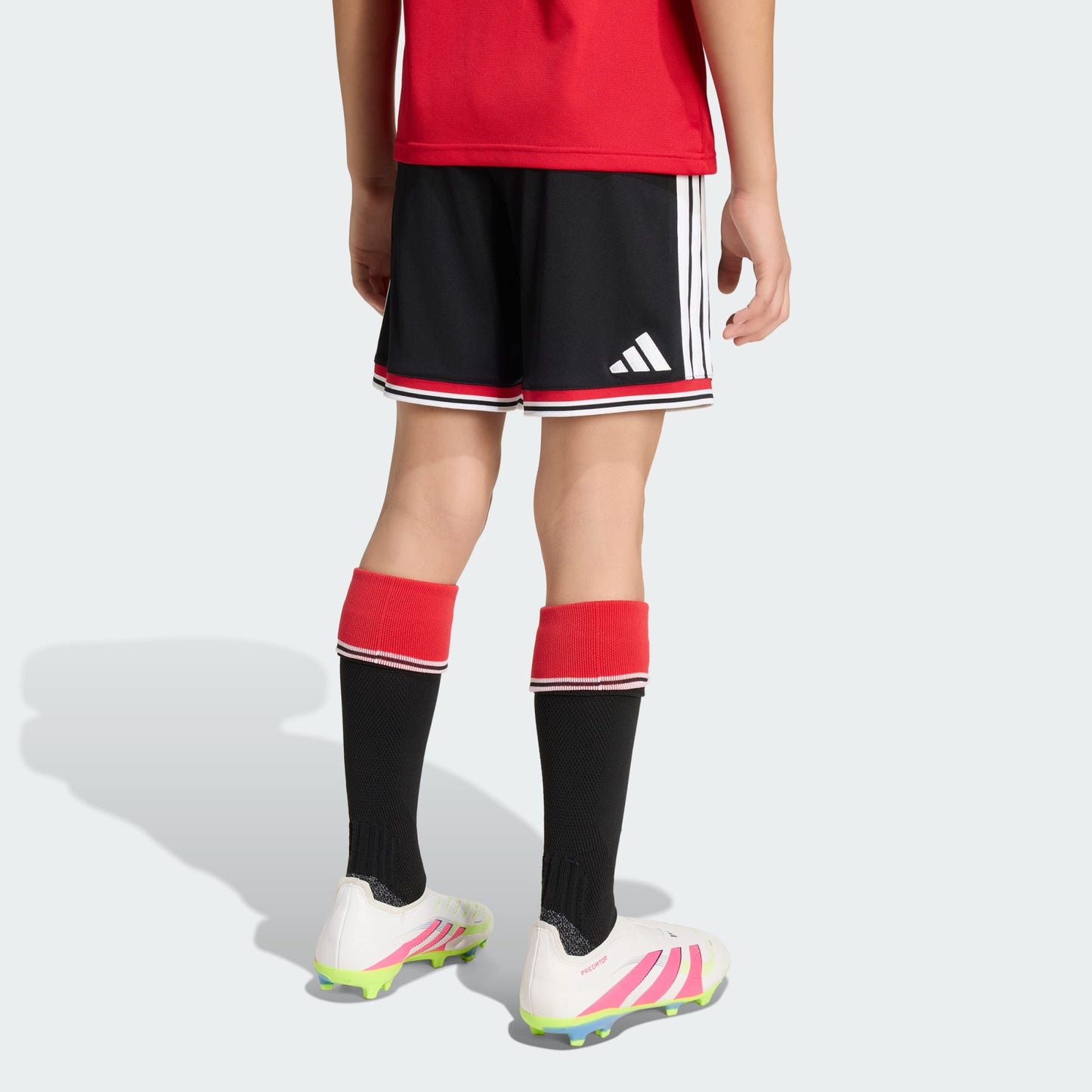 Witte Adidas Manchester United Home Short Youth 2026-2027 met clubembleem en Climacool-technologie, verkrijgbaar bij Kickoff Antwerpen de voetbalshop van Antwerpen.
