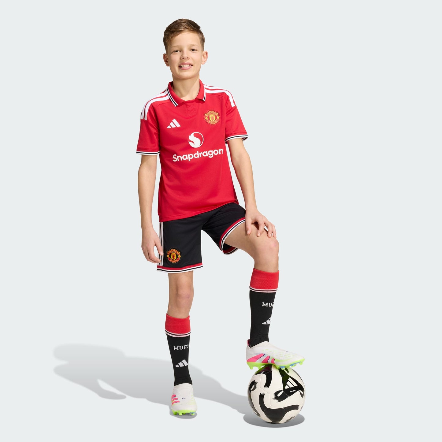 Witte Adidas Manchester United Home Short Youth 2026-2027 met clubembleem en Climacool-technologie, verkrijgbaar bij Kickoff Antwerpen de voetbalshop van Antwerpen.