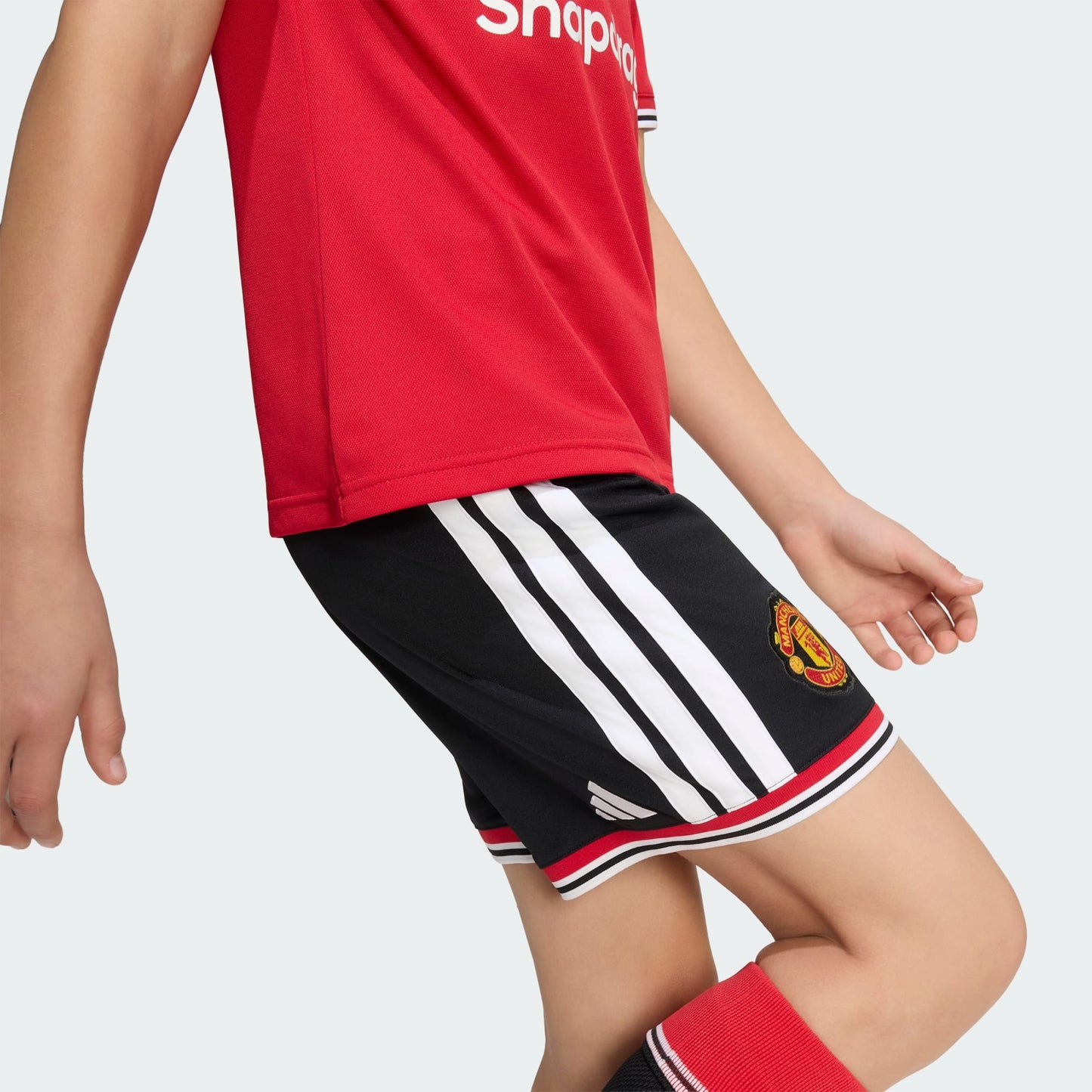Witte Adidas Manchester United Home Short Youth 2026-2027 met clubembleem en Climacool-technologie, verkrijgbaar bij Kickoff Antwerpen de voetbalshop van Antwerpen.