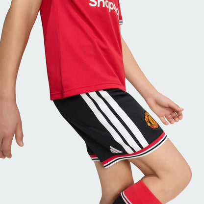 Witte Adidas Manchester United Home Short Youth 2026-2027 met clubembleem en Climacool-technologie, verkrijgbaar bij Kickoff Antwerpen de voetbalshop van Antwerpen.
