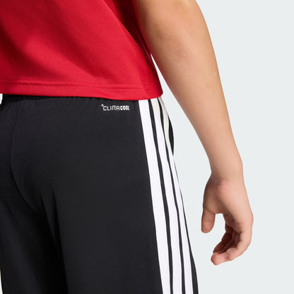 Witte Adidas Manchester United Home Short Youth 2026-2027 met clubembleem en Climacool-technologie, verkrijgbaar bij Kickoff Antwerpen de voetbalshop van Antwerpen.