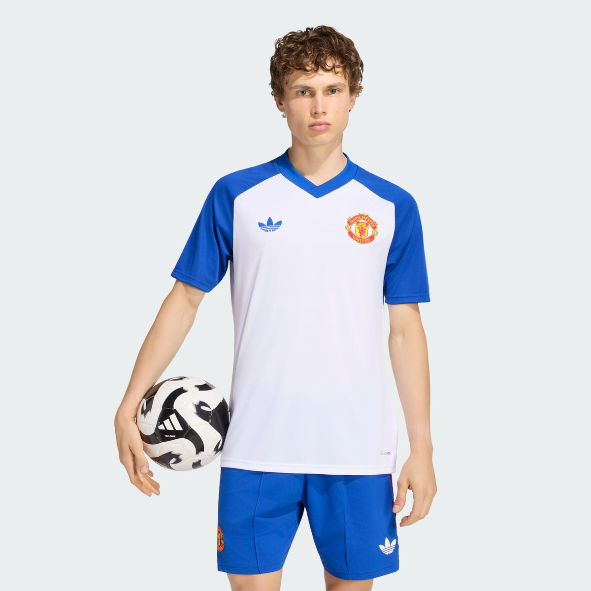 Adidas Manchester United uitvoetbalprematchshirt heren away pre match shirt met clubdetails op model Kickoff Antwerpen