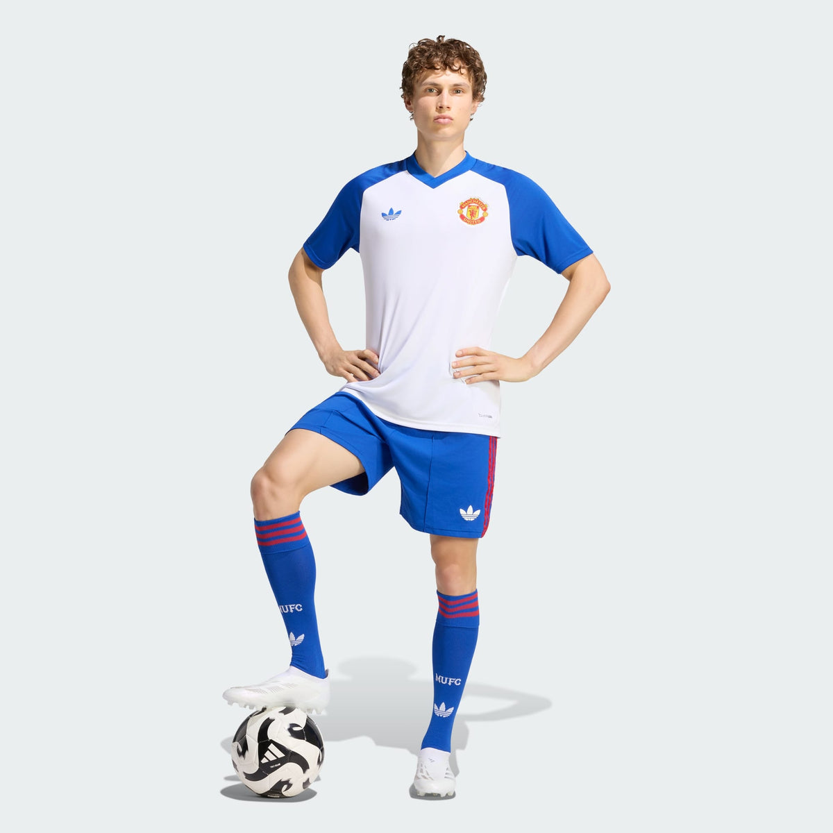Adidas Manchester United uitvoetbalprematchshirt heren away pre match shirt met clubdetails op model Kickoff Antwerpen