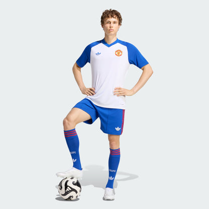Adidas Manchester United uitvoetbalprematchshirt heren away pre match shirt met clubdetails op model Kickoff Antwerpen