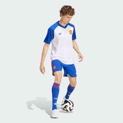 Adidas Manchester United uitvoetbalprematchshirt heren away pre match shirt met clubdetails op model Kickoff Antwerpen